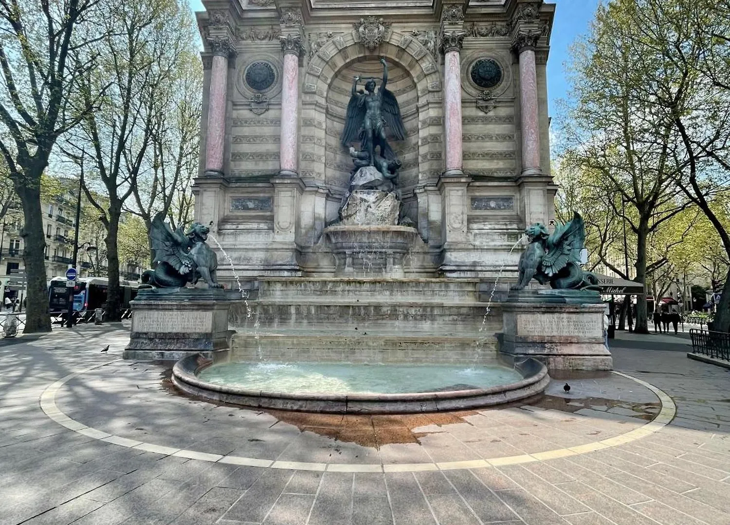 Cosy A Saint Michel-notre Dame Center *